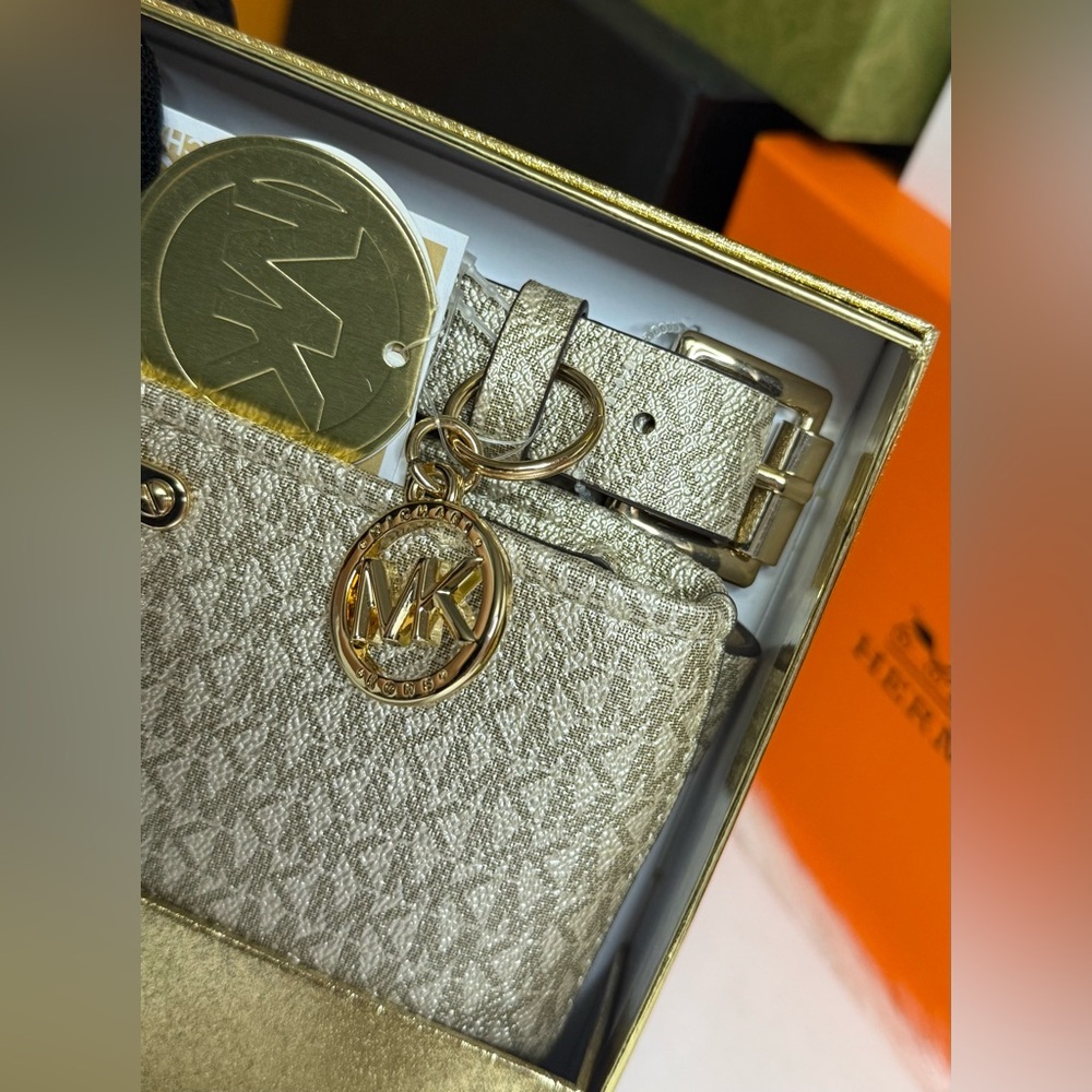 ๐MICHAEL KORS w/Box 2Gold Tone Logo Design W/Gold Hardware S/M - Picture 4 of 17